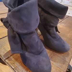 Grey suede boots with ribbon